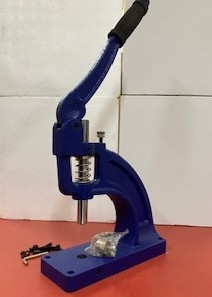 Lageroprydning: Øskenpresse med ass.stempler og 2000 øskner